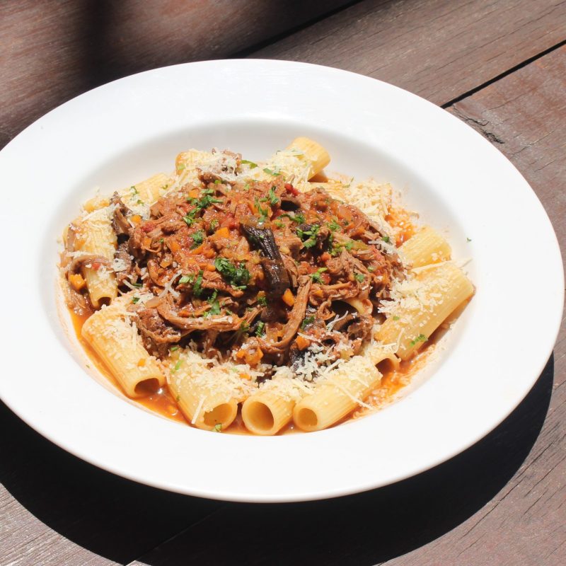 Rigatoni com Ragú Bovino e Funghi Porcini The Market l O Mercado de